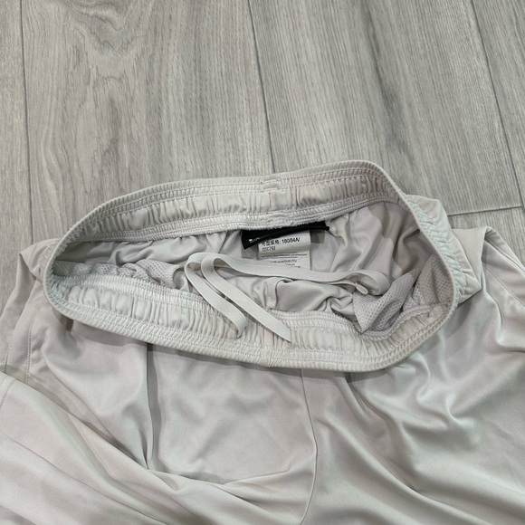 White Under Armour Heatgear Shorts - Picture 6 of 6